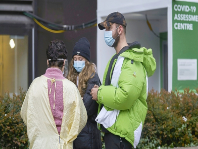 Des personnes font la queue devant un centre de dépistage du Covid-19 à Toronto, au Canada, le 23 novembre 2020 - Geoff Robins [AFP]