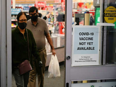 "Vaccin contre le Covid-19 pas encore disponible", indique une pancarte à l'entrée d'une pharmacie de Burbank, en Californie, le 23 novembre 2020 - Robyn Beck [AFP]