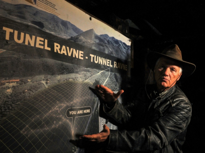 Semir Osmanagic, homme d'affaires et explorateur autoproclamé, expliquent aux touristes les particularités du site de la "pyramide" de Visoko, au parc archéologique "Ravne", le 24 octobre 2020 en Bosnie - ELVIS BARUKCIC [AFP]
