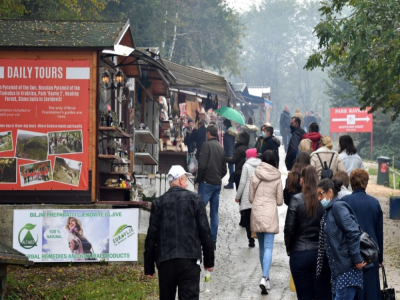 Des touristes visitent le parc archéologique "Ravne" près de Visoko, le 24 octobre 2020 en Bosnie - ELVIS BARUKCIC [AFP]