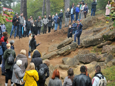 Un guide explique aux touristes les particularité de la "pyramide" de Visoko, le 24 octobre 2020 en Bosnie - ELVIS BARUKCIC [AFP]