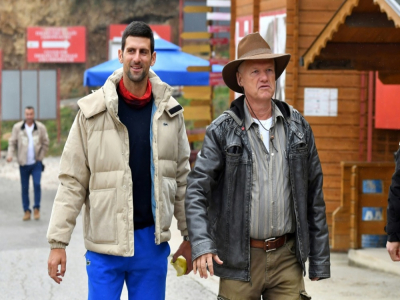 Semir Osmanagic (d), homme d'affaires et explorateur autoproclamé, fait le guide pour le tennisman Novak Djokovic, au parc archéologique "Ravne", près de Visoko, le 15 octobre 2020 en Bosnie - ELVIS BARUKCIC [AFP]
