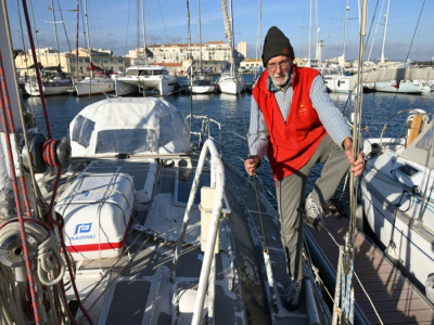 Jean-Michel Bonnenfant, 72 ans, sur le pont de son voilier où il est confiné dans le port de Sète, le 25 novembre 2020 - Pascal GUYOT [AFP]