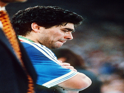 Diego Maradona en pleurs après la défaite de l'Argentine en finale du Mondial contre l'Allemagne, le 8 juillet 1990 à Rome - STAFF [AFP/Archives]
