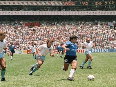 Diego Maradona auteur d'un but d'anthologie contre l'Angleterre en quart de finale du Mondial, le 22 juin 1986 à Mexico - STAFF [AFP/Archives]