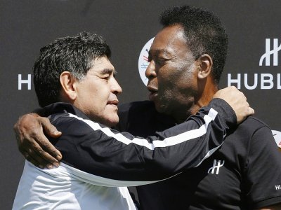 Diego Maradona (g) et Pelé à Paris, le 9 juin 2016 - PATRICK KOVARIK [AFP/Archives]