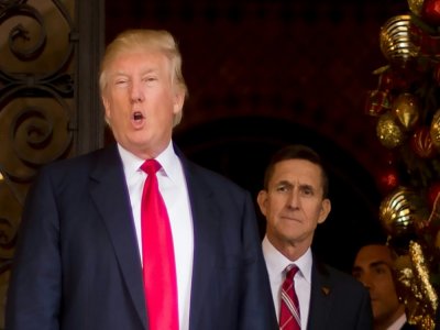 Le président américain Donald Trump et son conseiller à la Sécurité nationale Michael Flynn (d), le 21 décembre 2016 à Mar-a-Lago, à Palm Beach, en Floride - JIM WATSON [AFP/Archives]