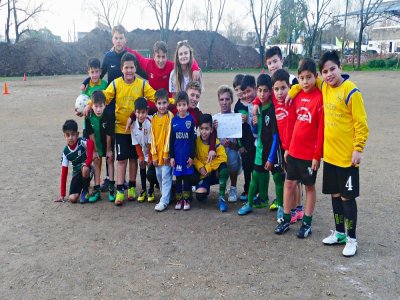 Les membres de l'association Football Globetrotters, avec les enfants de Villa Aurora, club de quartier argentin. - footballglobettrotters