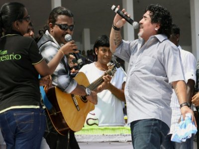 Diego Maradona chante avec des musiciens locaux au cours d'une visite dans l'état du Kerala en Inde, le 24 octobre 2012 - STRDEL [AFP/Archives]