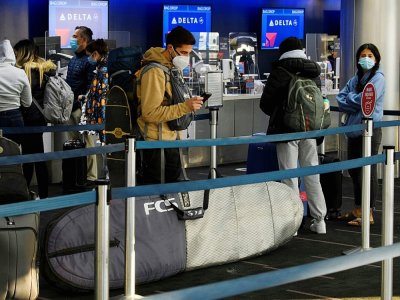 Des voyageurs en attente d'enregistrement sur la compagnie Delta Air Lindes, le 25 novembre 2020 à Los Angeles, en Californie - Patrick T. Fallon [AFP]