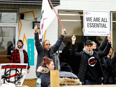 Manifestation de soutien devant un restaurant qui a décidé d'ouvrir en dépit des restrictions anti-covid, le 25 novembre 2020 à Toronto - Cole BURSTON [AFP]