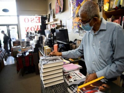 James Fugate, co-propriétaire de la librairie Eso Won Books, à Los Angeles, en Californie, le 24 novembre 2020 - Patrick T. Fallon [AFP]