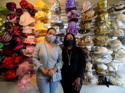 Meeka Robinson Davis, propriétaire de la boutique de chapeaux One-Of-A-Kind Hats, et sa fille Christiana Davis  à Los Angeles, en Californie, le 24 novembre 2020 - Patrick T. Fallon [AFP]