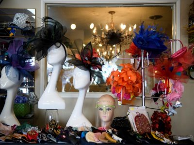 Les chapeaux et masques vendus par la boutique de Meeka Robinson Davis, One-Of-A-Kind Hats, à Los Angeles, en Californie, le 24 novembre 2020 - Patrick T. Fallon [AFP]