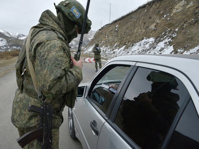 Soldat russe contrôlant un véhicule à un checkpoint à la sortie de Stepanakert le 26 novembre 2020 - Karen MINASYAN [AFP]