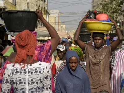Habitants faisant leurs courses sur un marché de Dakar le 24 novembre 2020 - Seyllou [AFP]