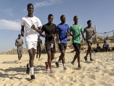 Jeunes Sénégalais sur une plage à Dakar, le 24 novembre 2020 - Seyllou [AFP]