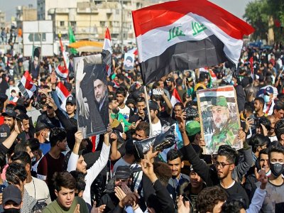 Des partisans de Moqtada Sadr rassemblés pour la grande prière du vendredi sur la place Tahrir à Bagdad le 27 novembre 2020 - Ahmad AL-RUBAYE [AFP]
