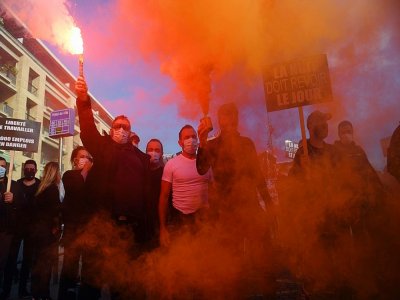 Des restaurateurs, cafetiers et gérants de discothèques manifestent contre la fermeture de leur établissement, le 26 novembre 2020 à Marseille - CLEMENT MAHOUDEAU [AFP]
