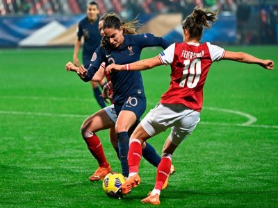 La Française Amel Majri passe entre deux Autrichiennes en qualifications pour l'Euro-2022, le 27 novembre 2020 à Guingamp - Damien meyer [AFP]