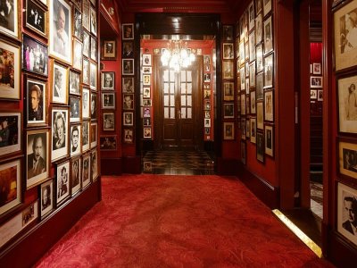 Un couloir de l'hôtel Sacher, avec les photos des hôtes les plus célèbres, à Vienne, le 25 novembre 2020 - ALEX HALADA [AFP]
