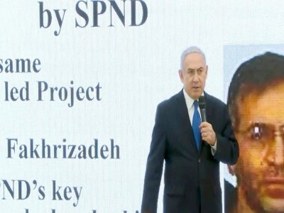 Capture d'écran d'une vidéo AFP du Premier ministre israélien Benjamin Netanyahu s'exprimant sur le programme nucléaire iranien avec une photo du scientifique iranien Mohsen Fakhrizadeh, le 30 avril 2018 à Tel-Aviv - Ahikam SERI [AFP/Archives]