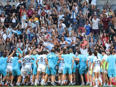 Les joueurs argentins célèbrent avec leurs supporters leur première victoire face aux All Blacks, le 14 novembre à Sydney, à la fin de leur match de Rugby Championship - David Gray [AFP/Archives]