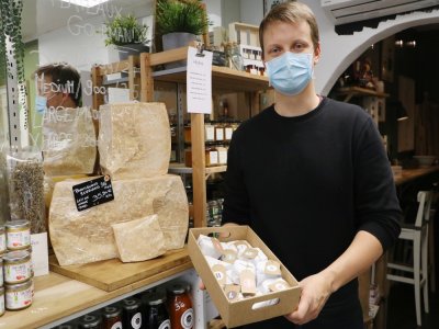 À la fromagerie Conquérant à Caen, Boris Simao et ses collègues proposent de déguster un fromage par jour.