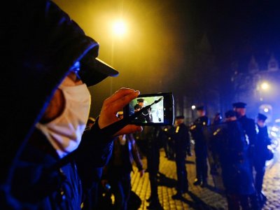 Un homme filme les policiers lors d'une manifestation sur la "Sécurité globale" à Nantes, le 27 novembre 2020 - JEAN-FRANCOIS MONIER [AFP]