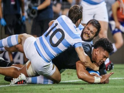 Le Néo-Zélandais Ardie Savea (d) marque un essai lors du match de Rugby Championship face à l'Argentine, à Newcastle, le 28 novembre 2020 - DAVID GRAY [AFP]