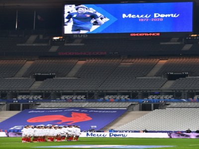 L'équipe de France de rugby observe une minute de silence, en mémoire de Christophe Dominici, décédé le 24 novembre, avant son match de Coupe d'Automne des nations contre l'Italie, le 28 novembre 2020 au Stade de France - Anne-Christine POUJOULAT [AFP]