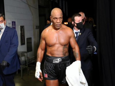 Mike Tyson quitte le ring après avoir obtenu le match nul contre ROy Jones Jr, le 28 novembre 2020 à Los Angeles - Joe Scarnici [GETTY IMAGES NORTH AMERICA/AFP]