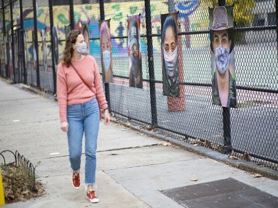 Des photos de l'artiste AJ Stetson exposées dans une rue de l'Upper West Side, à New York, le 27 novembre 2020 - Kena Betancur [AFP]