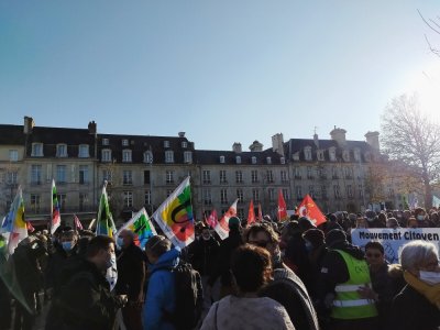 Au départ de la place de la République, l'ambiance était bon enfant et on voyait s'agiter les drapeaux des syndicats organisateurs de la manifestation. - Mathieu Marie