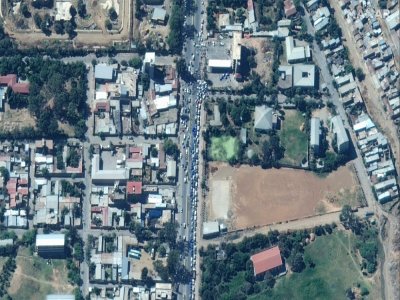 Image satellite prise par Maxar Technologies le 23 novembre 2020 de véhicules faisant la queue pour faire le plein d'essence, à Mekele, en Ethiopie - - [Satellite image ©2020 Maxar Technologies/AFP]