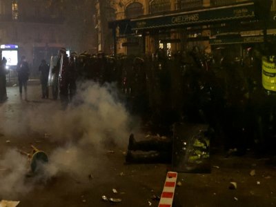 Heurts entre policiers et manifestants lors d'une manifestation contre le projet de loi "sécurité globale", le 28 novembre 2020 à Paris - THOMAS COEX [AFP]