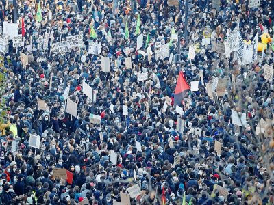 Des manifestants rassemblés place de la République contre le projet de loi "sécurité globale", le 28 novembre 2020 à Paris - Thomas COEX [AFP]