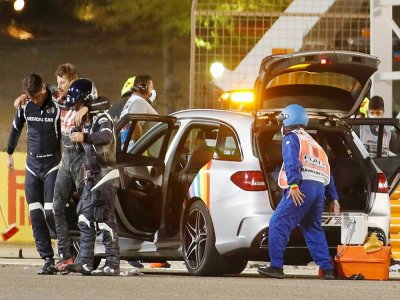 Le Français Romain Grosjean soutenu après son accident dès le premier tour du GP de Bahreïn, à Sakhir, le 29 novembre 2020 - HAMAD I MOHAMMED [POOL/AFP]