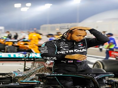 Le pilote britannique Lewis Hamilton sort de sa Mercedes après sa victoire au Grand Prix F1 de Bahrein, le 29 novembre 2020 sur le circuit de Sakhir - HAMAD I MOHAMMED [POOL/AFP]