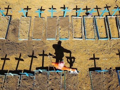 Un fossoyeur dans le cimetière Nossa Senhora Aparecida de Manaus, le 2 juin 2020 - Michael DANTAS [AFP/Archives]