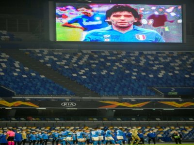 Le portrait de l'Argentin Diego Maradona, décédé le 25 novembre 2020, est projeté sur l'écran géant du stade San Paolo avant le début du match de Ligue Europa entre Naples et Rijeka, le 26 novembre 2020 à Naples - Filippo MONTEFORTE [AFP]