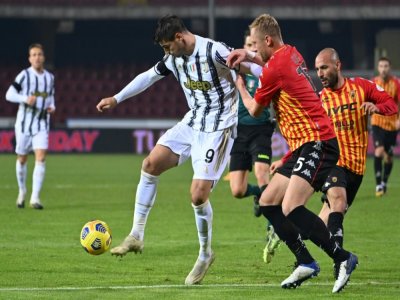 L'attaquant espagnol de la Juventus Turin, accroché par le défenseur polonais de Benevento, Kamil Glik, lors de leur match de Série A, le 28 novembre 2020 à Benevento - Alberto PIZZOLI [AFP]
