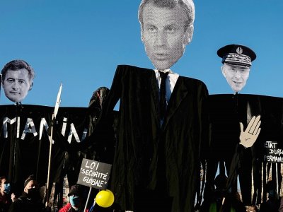 Effigies de Gérarld Darmanin, Emmanuel Macron et du préfet de police Didier Lallement brandies le 28 novembre 2020 lors de la manifestation parisienne contre la loi dite de "sécrutité globale" - JOEL SAGET [AFP]