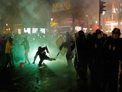 Affrontements entre police et manifestants le 28 novembre 2020 lors de la manifestation parisienne contre la loi dite "sécurité globale" - Thomas COEX [AFP]
