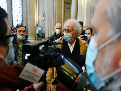 Me Gilles-Jean Portejoie (C) répond aux questions des journalistes le 1er décembre 2020 au palais de justice de Lyon - JEAN-PHILIPPE KSIAZEK [AFP]