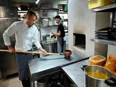Le chef ukrainien Ievguen Klopotenko prépare un bortsch dans la cuisine de son restaurant, le 25 novembre 2020 à Kiev - Sergei SUPINSKY [AFP]