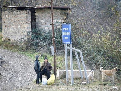 Des civils attendent sur le bas-côté de la route le 30 novembre 2020 près de Latchin, reprise par les forces azerbaïdjanaises - Karen MINASYAN [AFP]