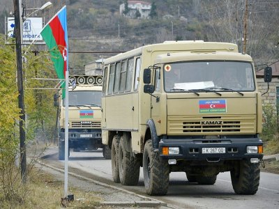 Des camions militaires azerbaïdjanais entrent dans la localité de Latchin le 1er décembre 2020 - Karen MINASYAN [AFP]