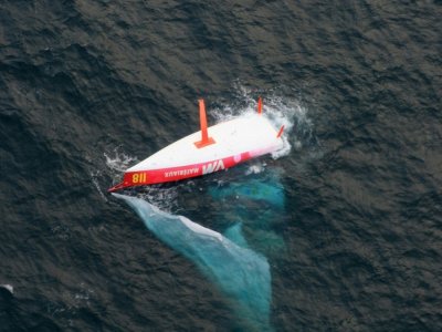 Le mononocque "VM Matériaux" du navigateur français Jean Le Cam est retrouvé, retourné quille en l'air, le 6 janvier 2009, après son naufrage lors de la course du Vendée Globe - [CHILEAN NAVY/AFP/Archives]