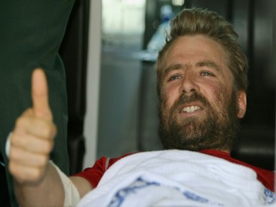 Le navigateur français Yann Elies, est transporté en ambulance après avoir été secouru par la marine australienne, le 29 décembre 2008 au large de Perth, suite à son naufrage à bord de son monocoque "Generali" - GREG WOOD [AFP/Archives]